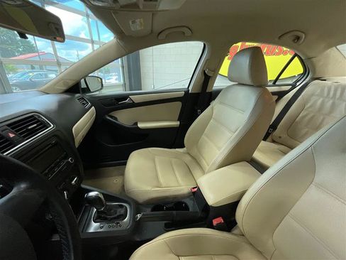 Used 2011 Volkswagen Jetta SE FWD image 12