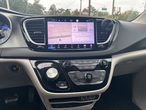 Used 2022 Chrysler Pacifica Touring-L w/ Uconnect Theater Family Group image 11