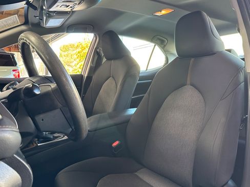 Used 2020 Toyota Camry LE FWD image 5