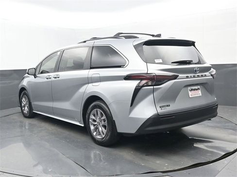 Used 2025 Toyota Sienna LE image 3