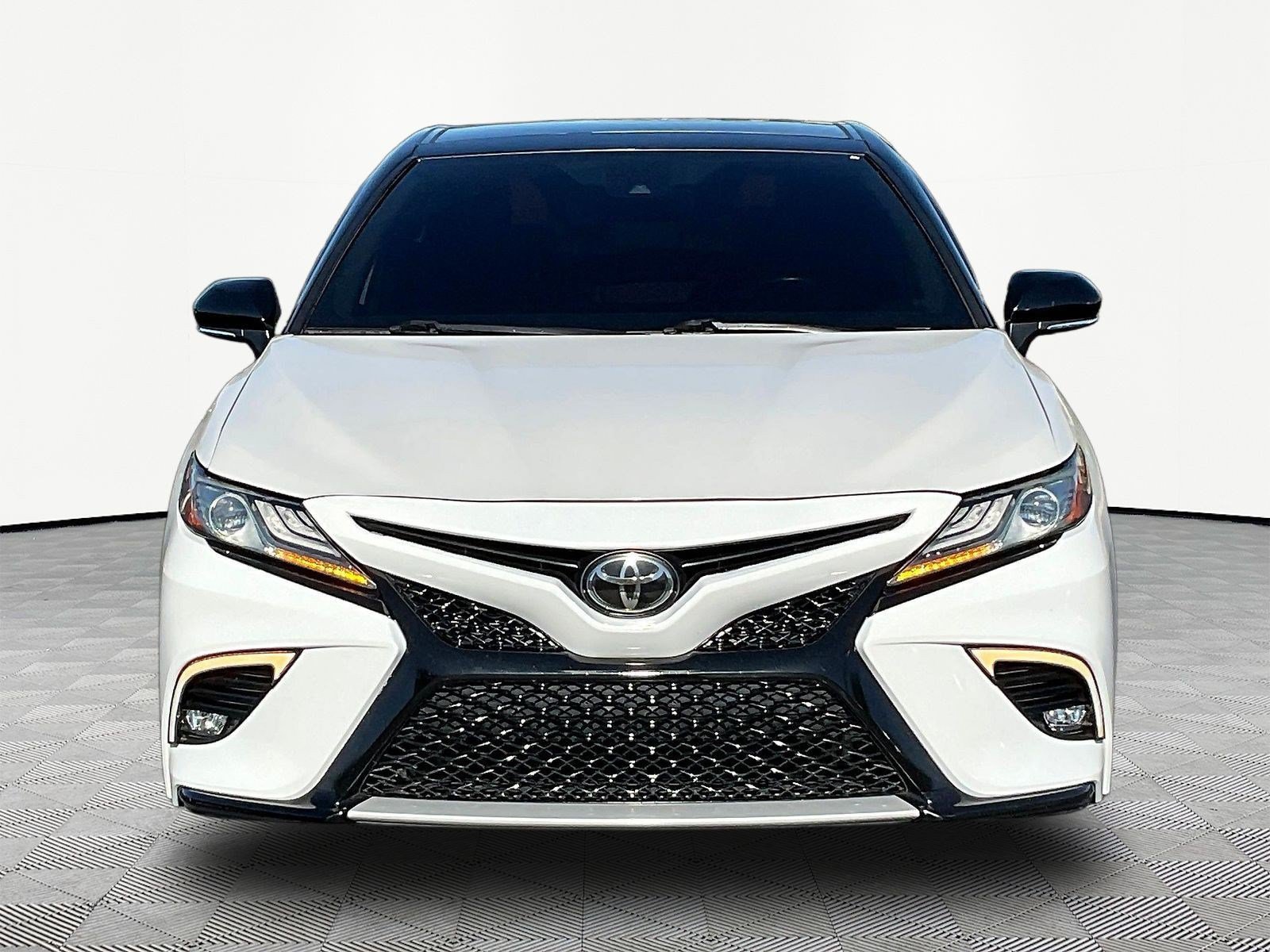 Used 2019 Toyota Camry XSE FWD image 2