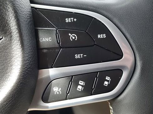 Used 2024 Chrysler Pacifica Touring-L FWD image 13