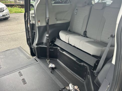 Used 2022 Toyota Sienna LE FWD image 26