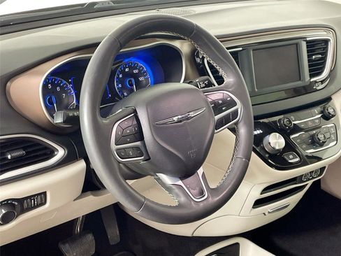 Used 2022 Chrysler Voyager LX image 18