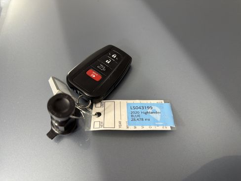 Used 2020 Toyota Highlander XLE AWD/4WD image 35