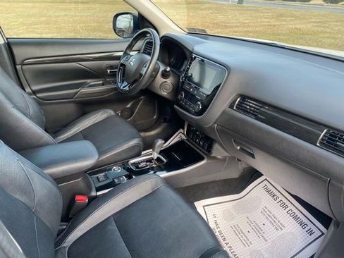 Used 2018 Mitsubishi Outlander SEL image 25