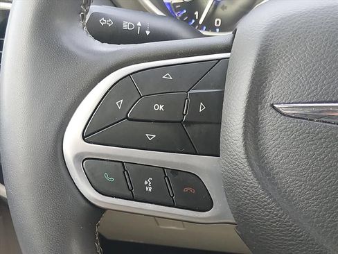Used 2023 Chrysler Pacifica Touring-L FWD image 24