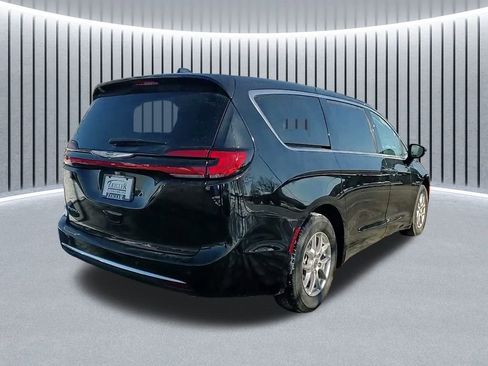 Used 2024 Chrysler Pacifica Touring-L image 11
