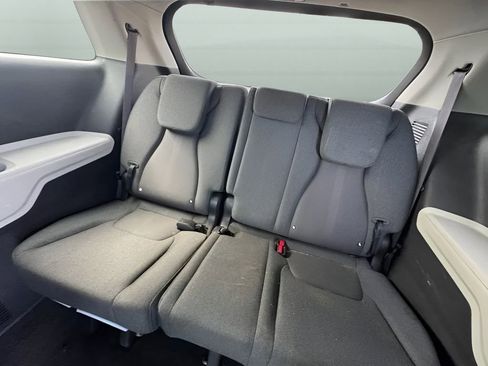 Used 2022 Kia Carnival LX image 16