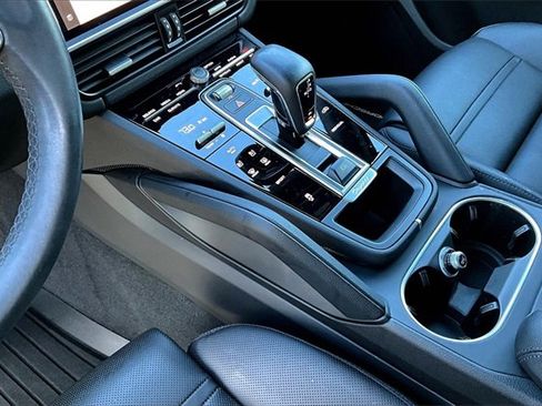 Used 2022 Porsche Cayenne image 18