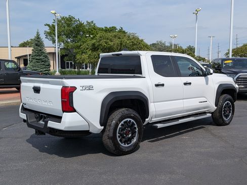 Used 2025 Toyota Tacoma TRD Off-Road AWD/4WD image 8