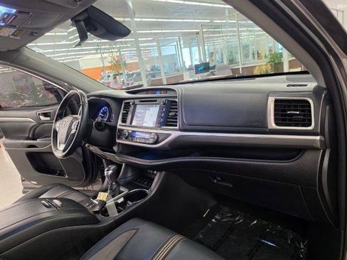 Used 2017 Toyota Highlander SE AWD/4WD image 8