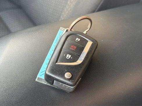Used 2018 Toyota C-HR XLE FWD image 31