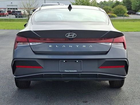Used 2024 Hyundai Elantra SEL FWD image 8