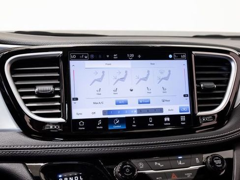 Used 2025 Chrysler Pacifica Limited image 18