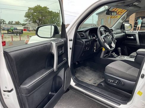 Used 2015 Toyota 4Runner SR5 w/ Four Season Floor Mat Package AWD/4WD image 22