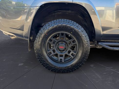 Used 2018 Toyota 4Runner TRD Off-Road Premium AWD/4WD image 33