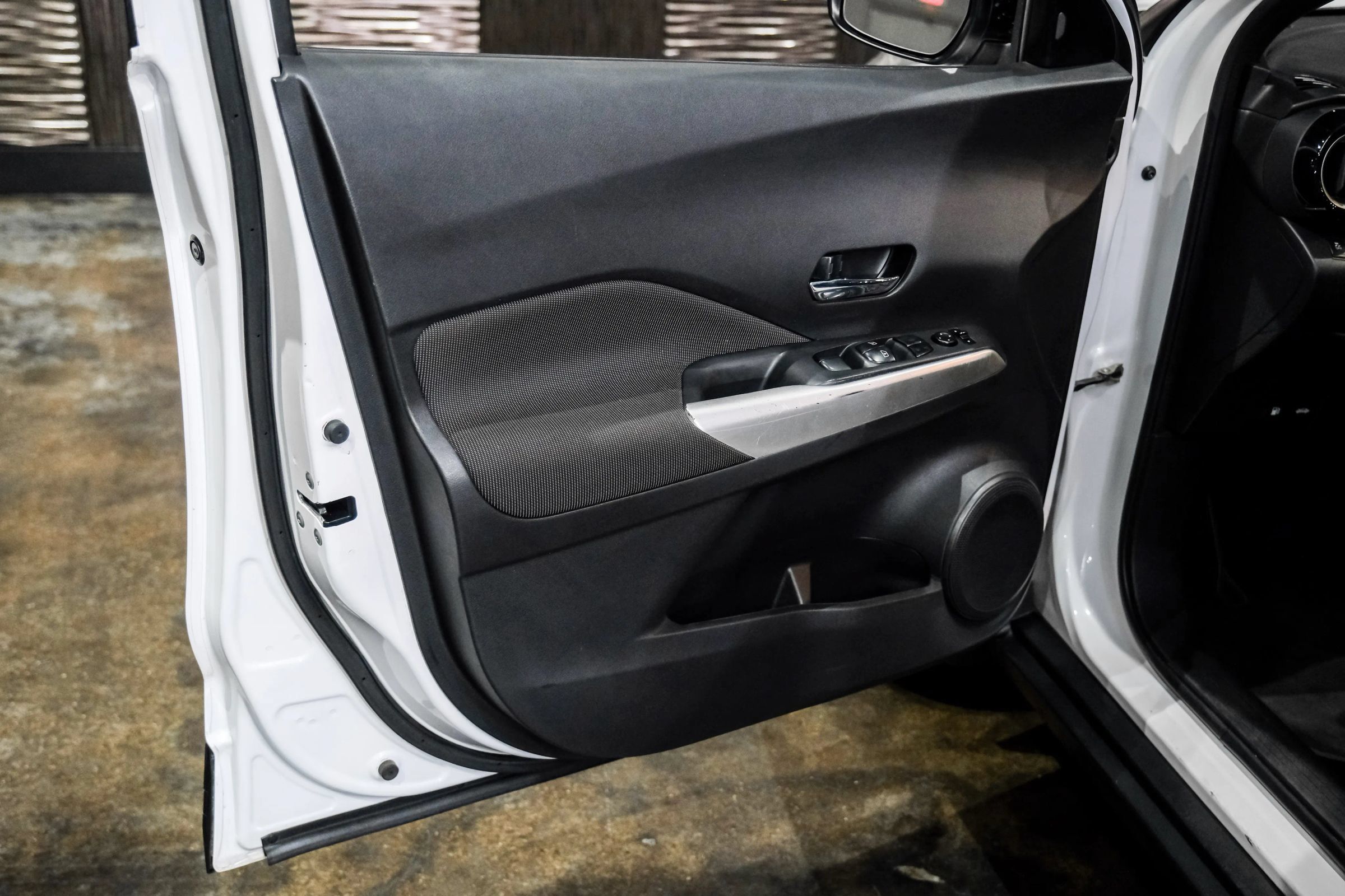 Used 2018 Nissan Kicks SV FWD image 31