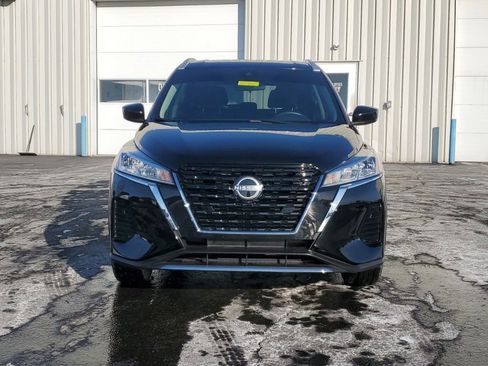 Used 2022 Nissan Kicks SV image 2