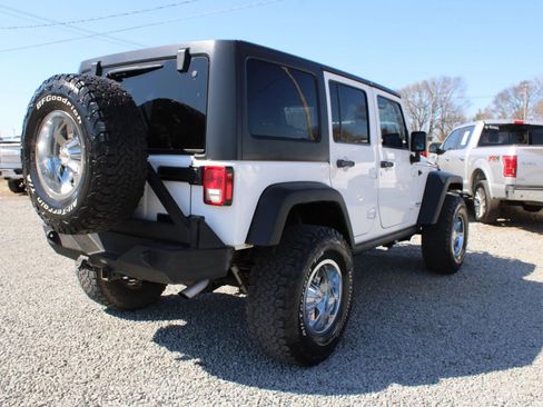 Used 2015 Jeep Wrangler Unlimited Rubicon image 10