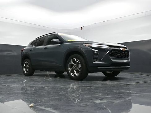 Used 2025 Chevrolet Trax LT FWD image 44