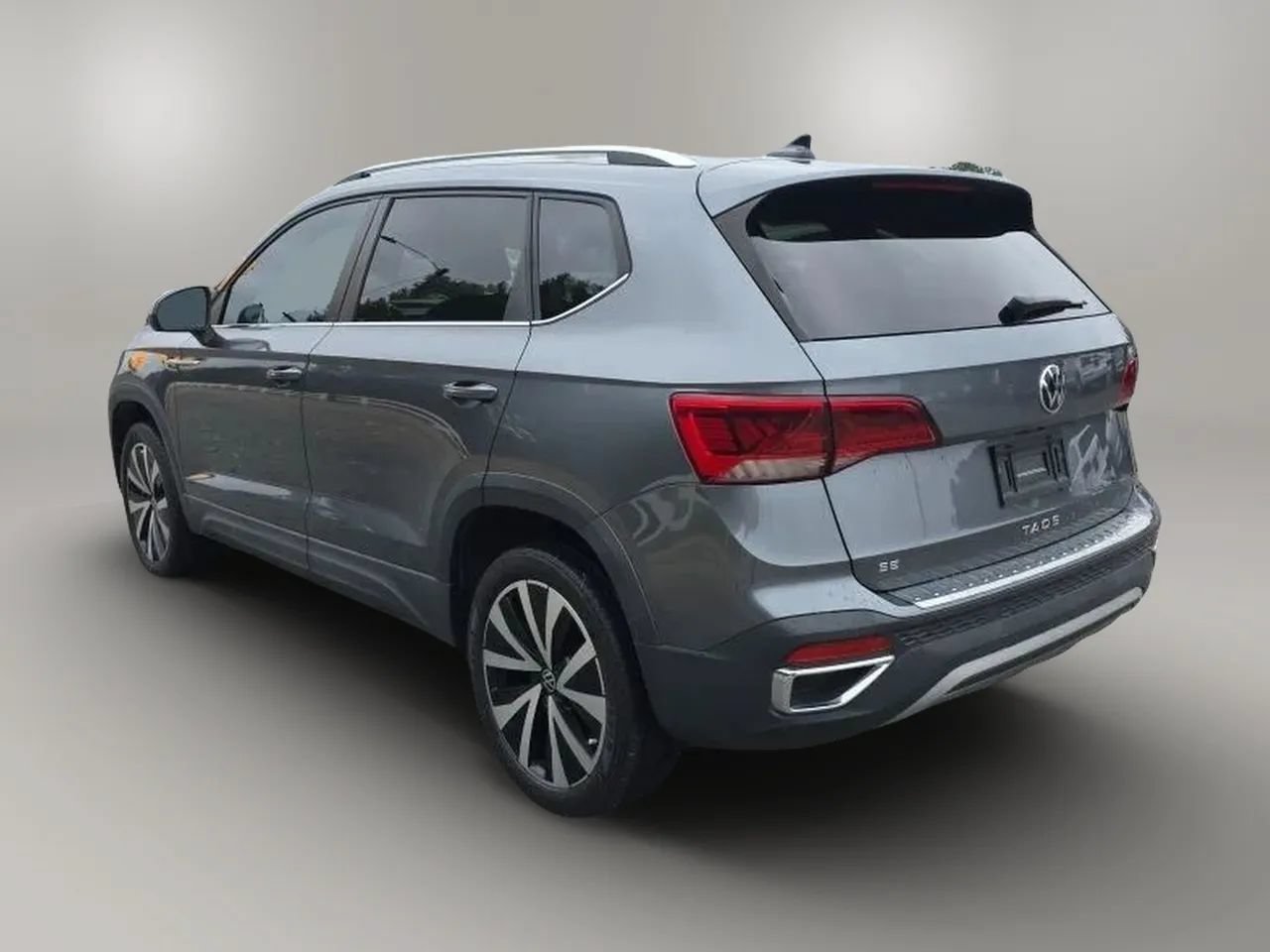 Used 2023 Volkswagen Taos SE w/ Panoramic Sunroof Package FWD image 6