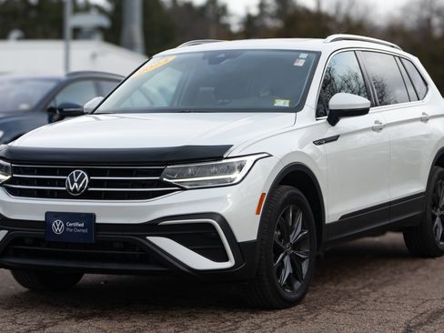 Certified 2023 Volkswagen Tiguan SE w/ Panoramic Sunroof Package image 2