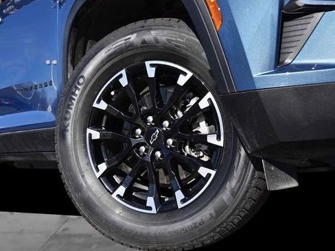 Used 2024 Chevrolet Traverse Z71 image 3