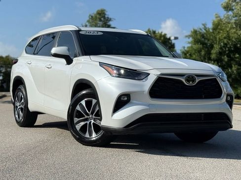 Used 2023 Toyota Highlander XLE FWD image 2