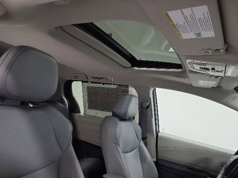 Certified 2021 Toyota Sienna XLE FWD image 2