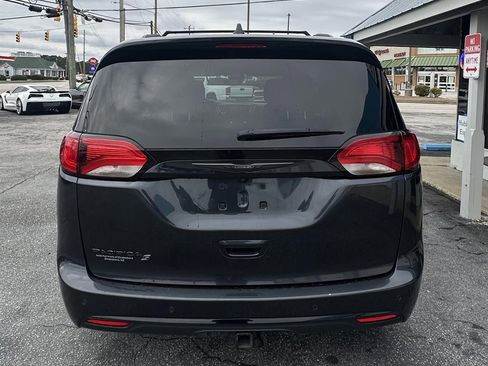 Used 2020 Chrysler Pacifica Touring-L image 5