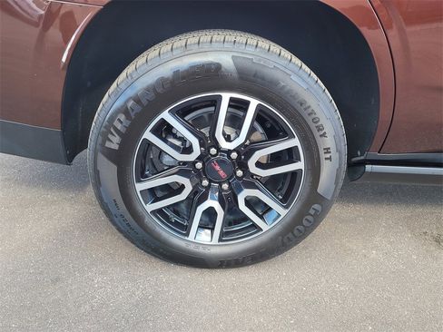 Used 2023 GMC Yukon AT4 w/ Technology Package image 5