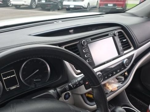Used 2019 Toyota Highlander XLE AWD/4WD image 12