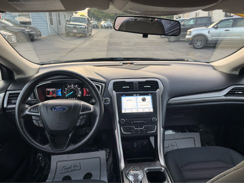 Used 2017 Ford Fusion SE w/ Fusion SE Technology Package image 14