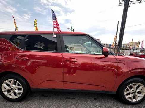 Used 2024 Kia Soul LX w/ Option Group 015 FWD image 3