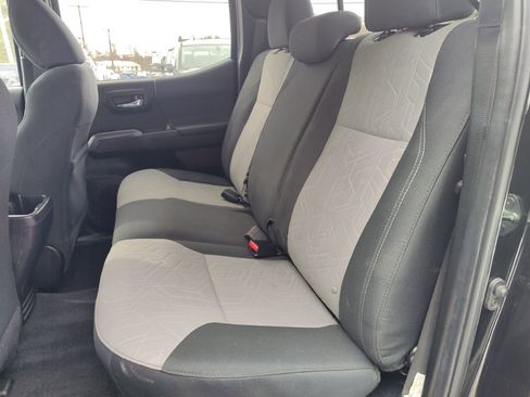 Used 2022 Toyota Tacoma TRD Off-Road image 12