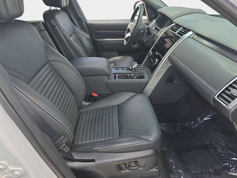 Used 2025 Land Rover Discovery Metropolitan Edition image 10