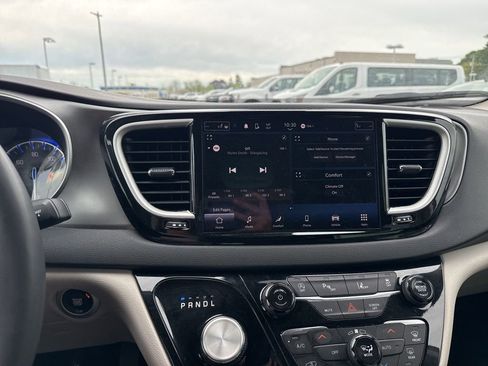 Certified 2023 Chrysler Pacifica Touring-L FWD image 11