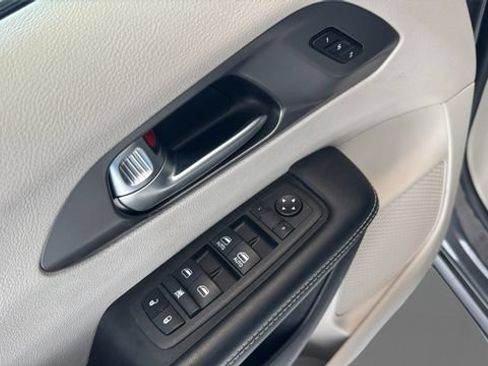 Used 2022 Chrysler Pacifica Touring-L FWD image 8