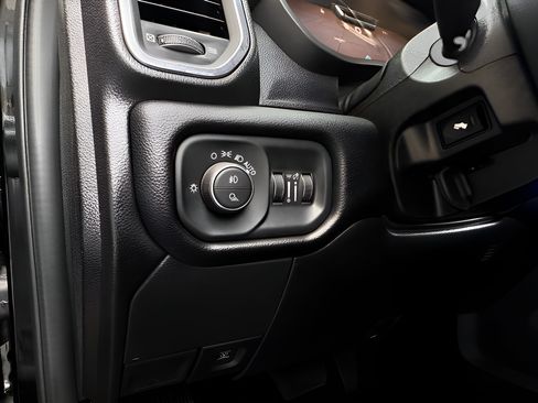 Used 2026 RAM 2500 Laramie AWD/4WD image 19