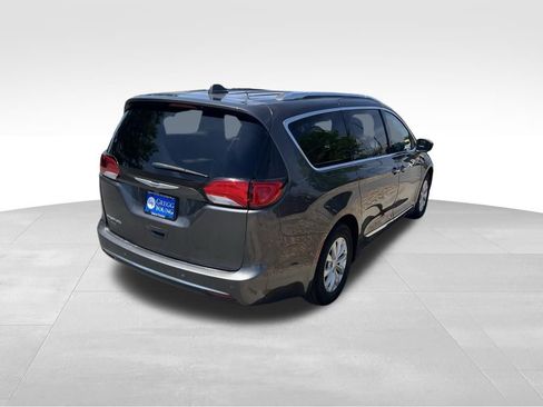 Used 2018 Chrysler Pacifica Touring-L Plus FWD image 6