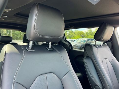 New 2026 Chrysler Pacifica Select image 10