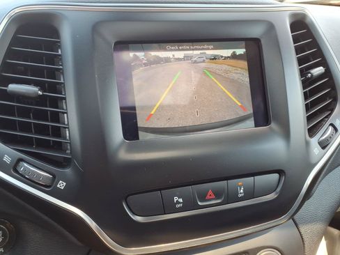 Used 2021 Jeep Cherokee Latitude Plus w/ Sun & Sound Group AWD/4WD image 24