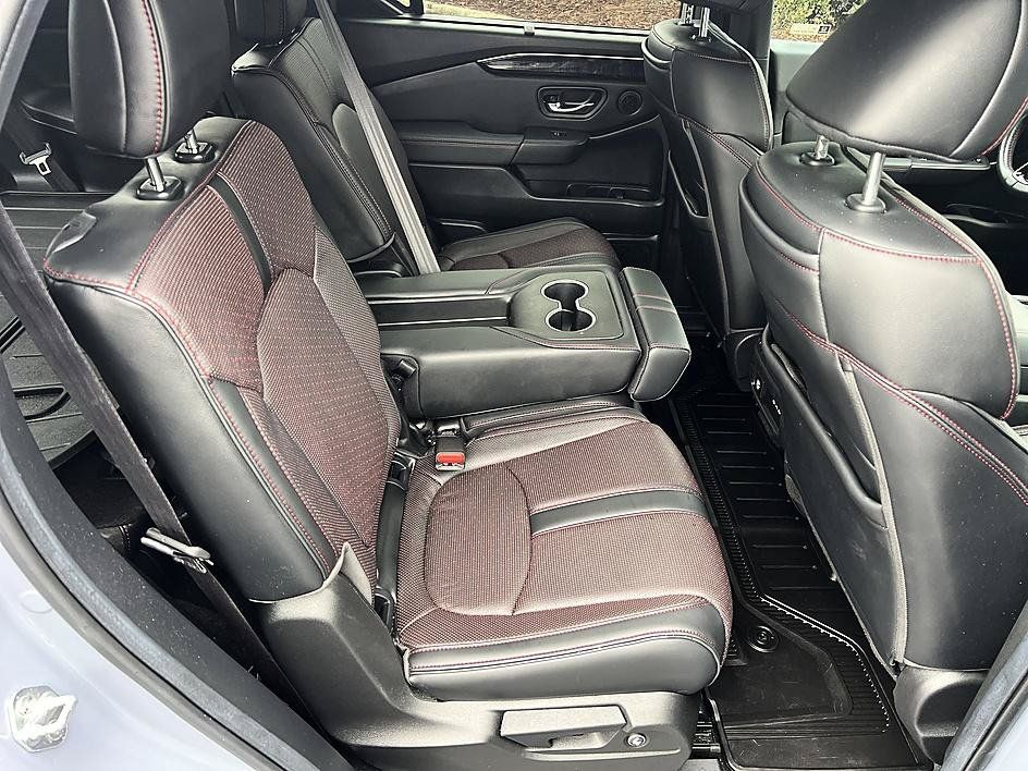 Used 2025 Honda Pilot Black Edition image 16