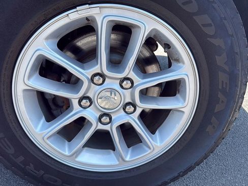 Used 2018 Jeep Grand Cherokee Laredo AWD/4WD image 6