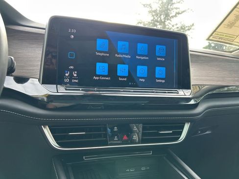 Certified 2025 Volkswagen Atlas SEL Premium R-Line image 32