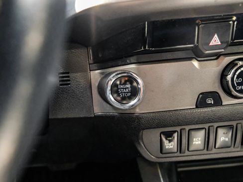 Used 2018 Toyota Tacoma TRD Sport w/ Technology Package image 19