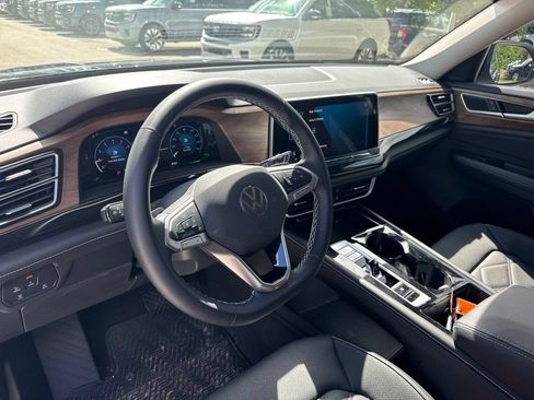Used 2025 Volkswagen Atlas SE FWD image 9