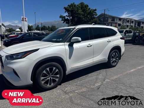 Used 2020 Toyota Highlander XLE AWD/4WD image 2