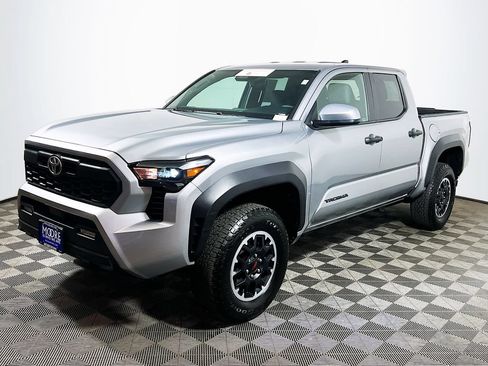 Certified 2025 Toyota Tacoma TRD Off-Road AWD/4WD image 3